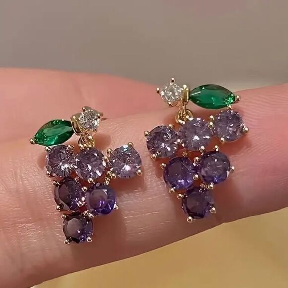 💜 Betsey Johnson purple crystal bunch of grapes earrings 💜 - Picture 1 of 7